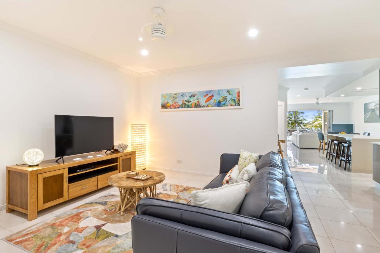 Island Views Beachfront Apartments Palm Cove Bagian luar foto