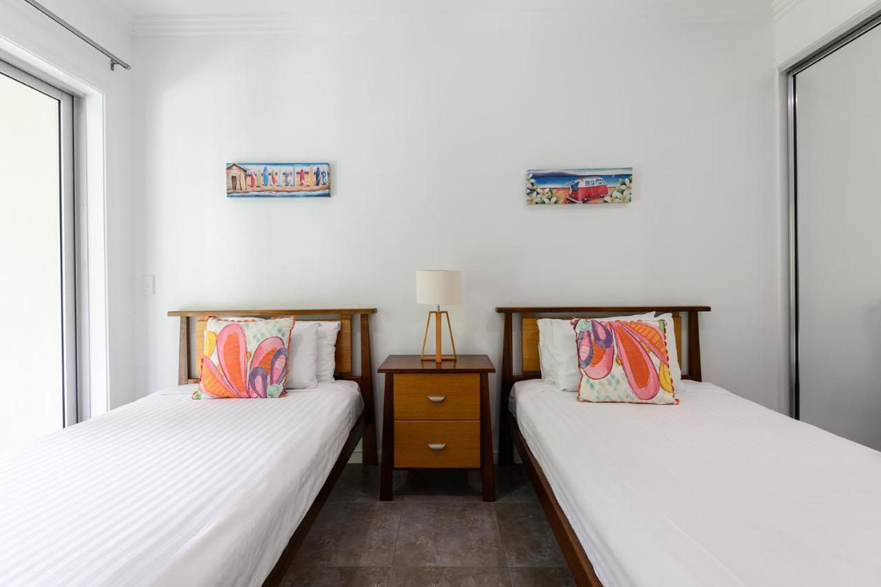 Island Views Beachfront Apartments Palm Cove Bagian luar foto