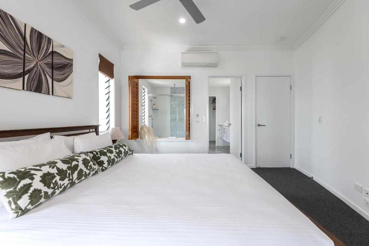 Island Views Beachfront Apartments Palm Cove Bagian luar foto