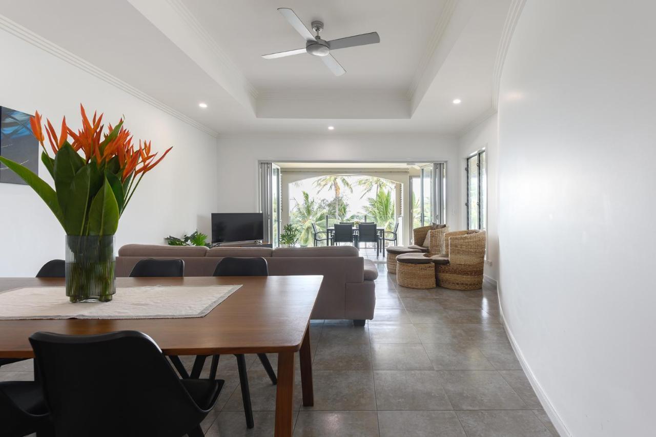 Island Views Beachfront Apartments Palm Cove Bagian luar foto