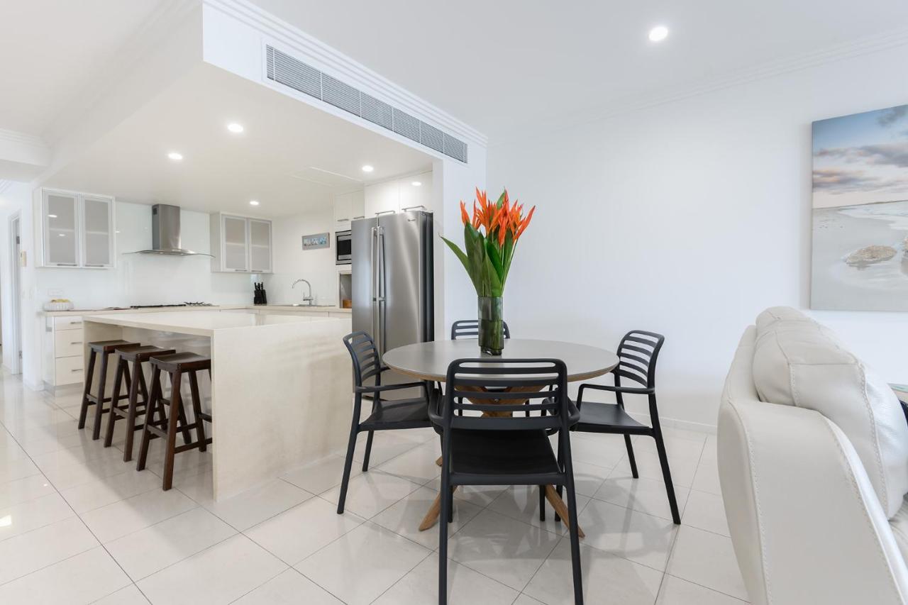 Island Views Beachfront Apartments Palm Cove Bagian luar foto