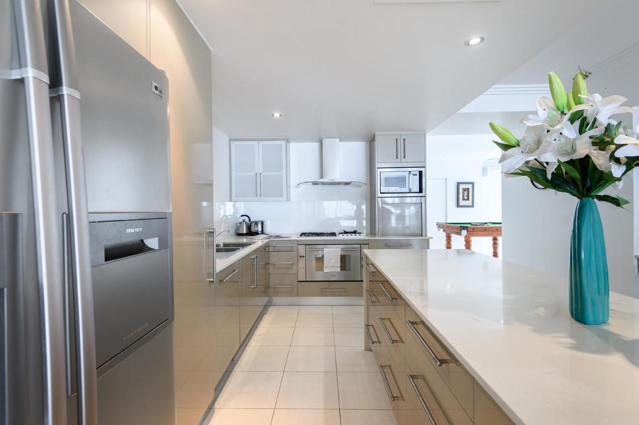 Island Views Beachfront Apartments Palm Cove Bagian luar foto