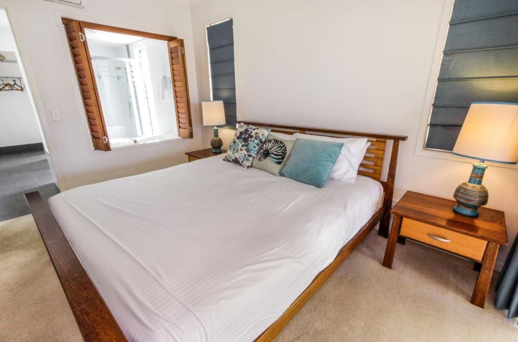 Island Views Beachfront Apartments Palm Cove Bagian luar foto
