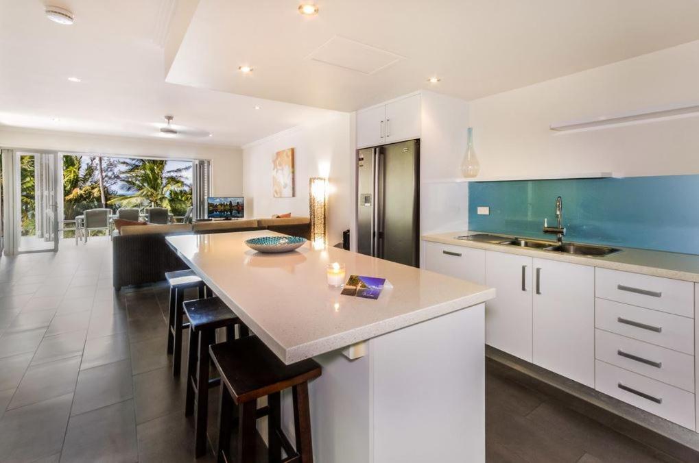 Island Views Beachfront Apartments Palm Cove Bagian luar foto