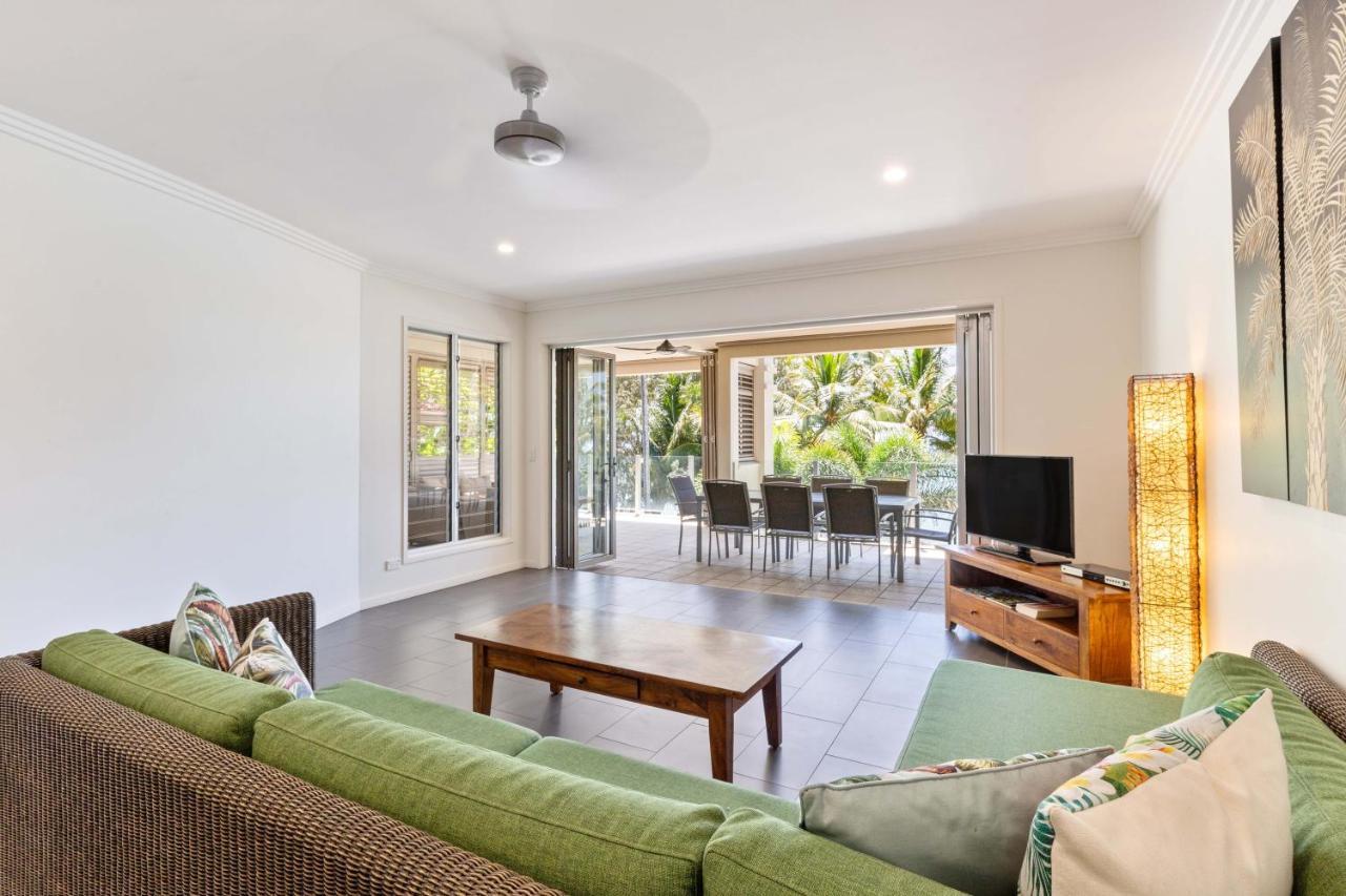 Island Views Beachfront Apartments Palm Cove Bagian luar foto
