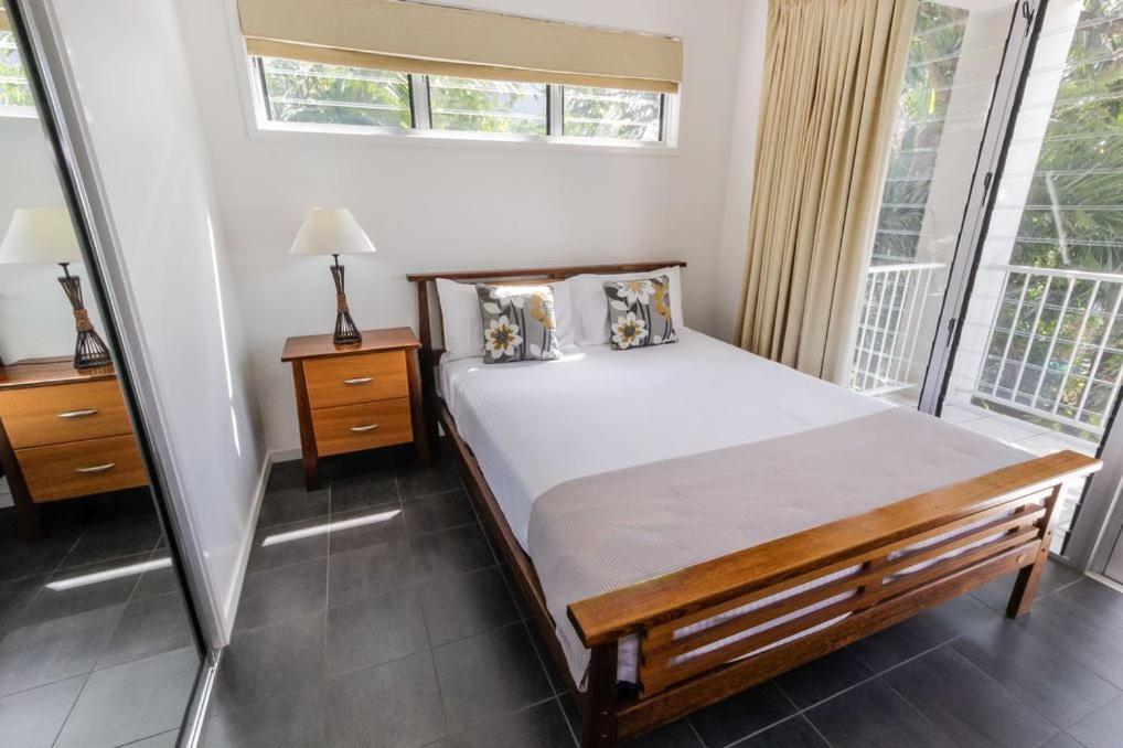 Island Views Beachfront Apartments Palm Cove Bagian luar foto