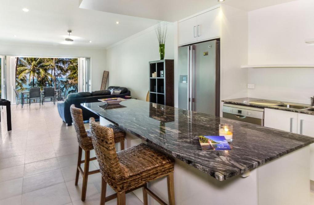 Island Views Beachfront Apartments Palm Cove Bagian luar foto