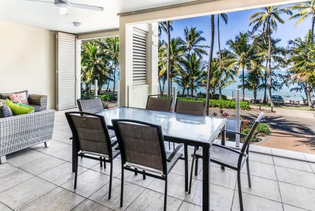 Island Views Beachfront Apartments Palm Cove Bagian luar foto