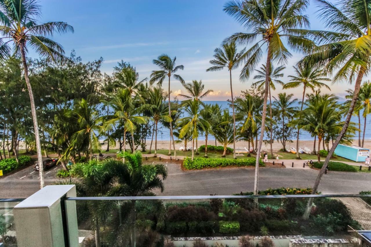 Island Views Beachfront Apartments Palm Cove Bagian luar foto