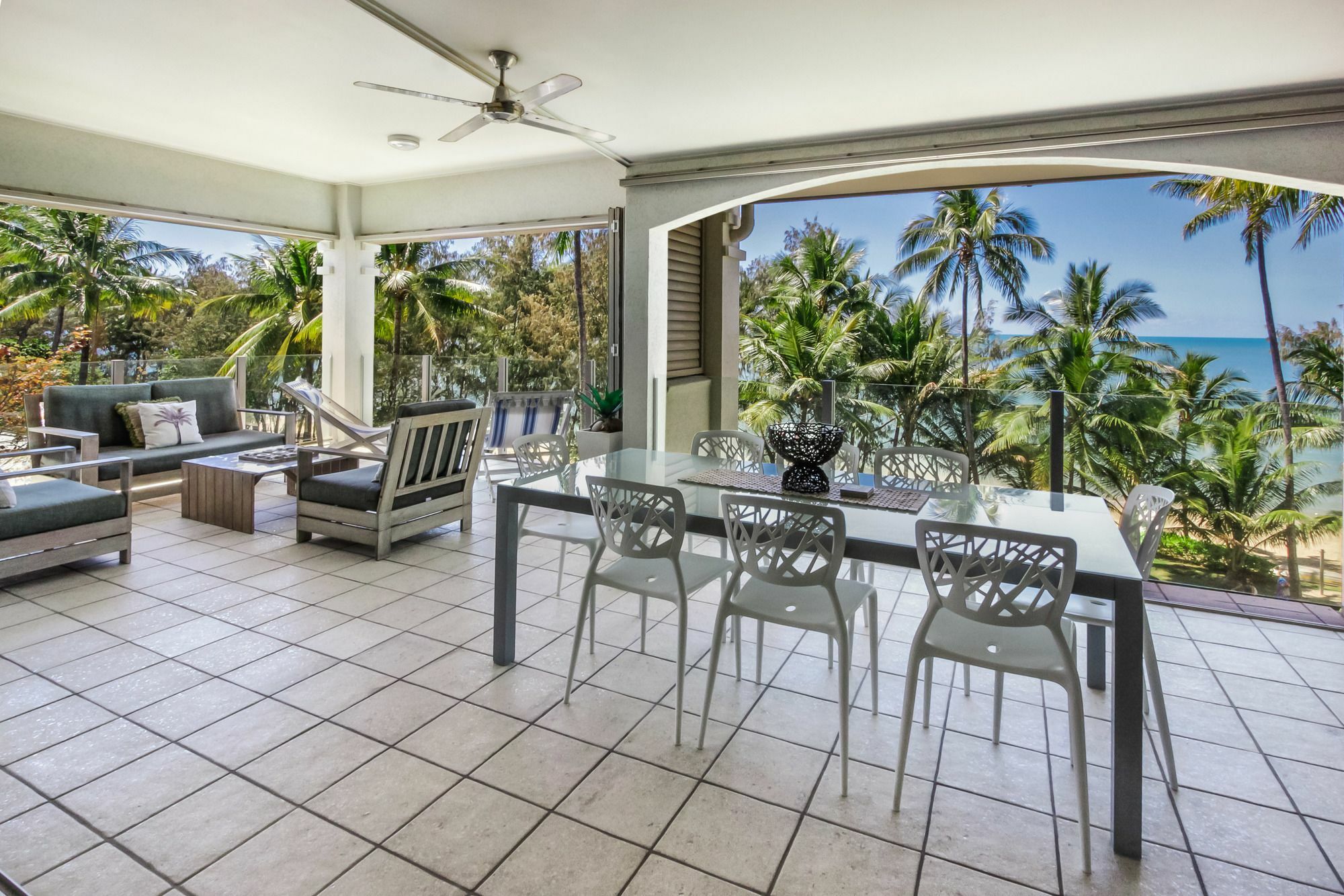 Island Views Beachfront Apartments Palm Cove Bagian luar foto