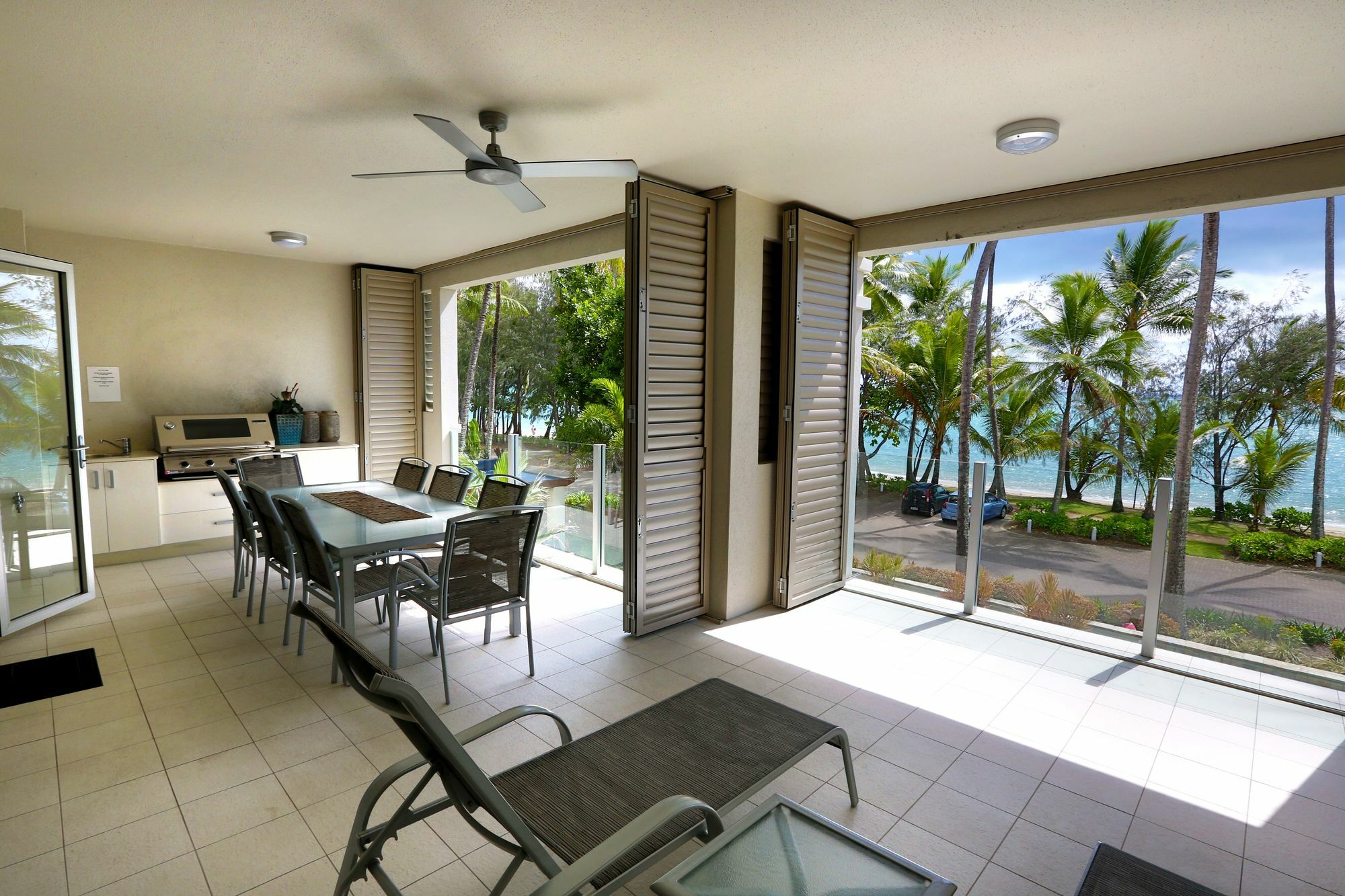 Island Views Beachfront Apartments Palm Cove Bagian luar foto