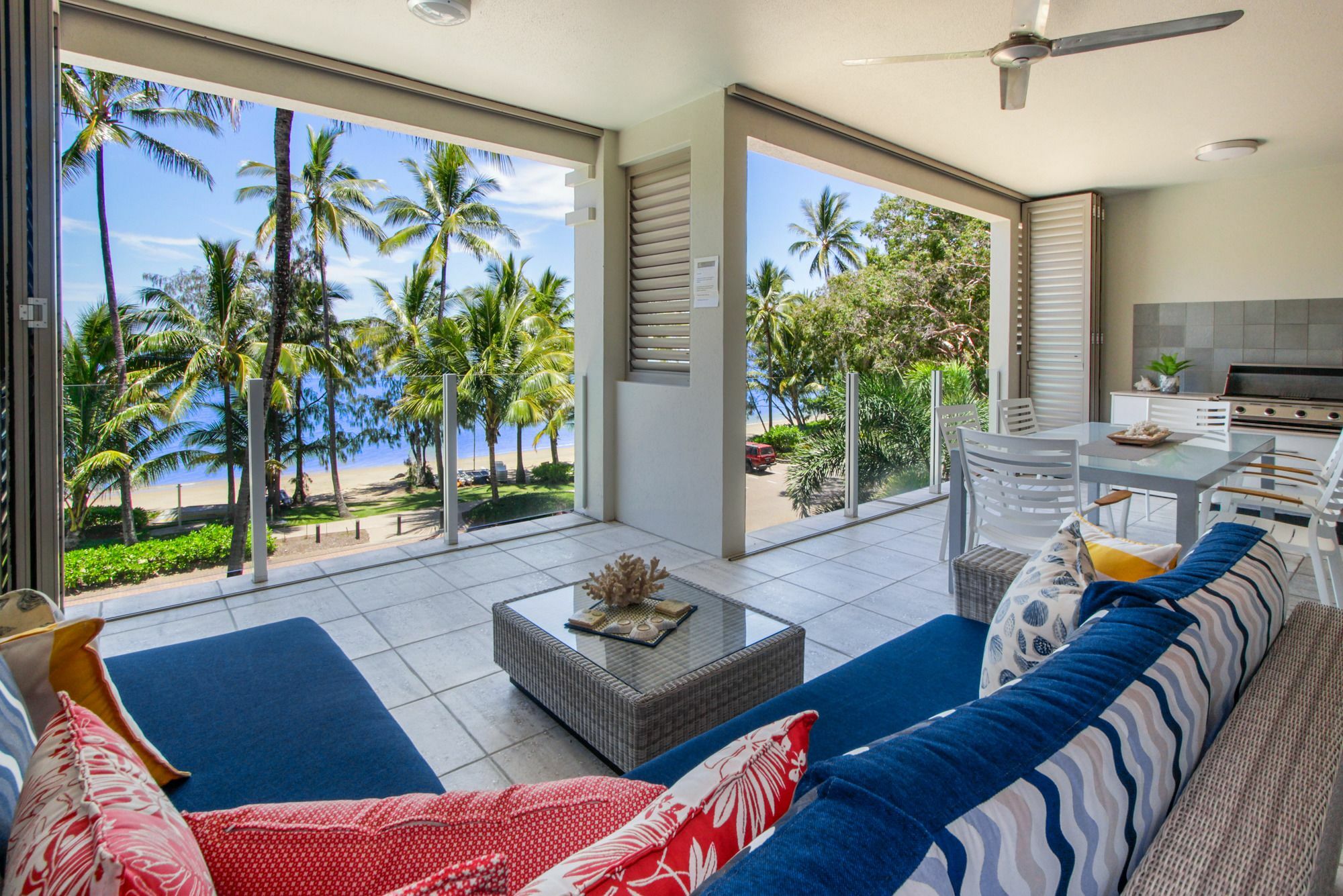Island Views Beachfront Apartments Palm Cove Bagian luar foto