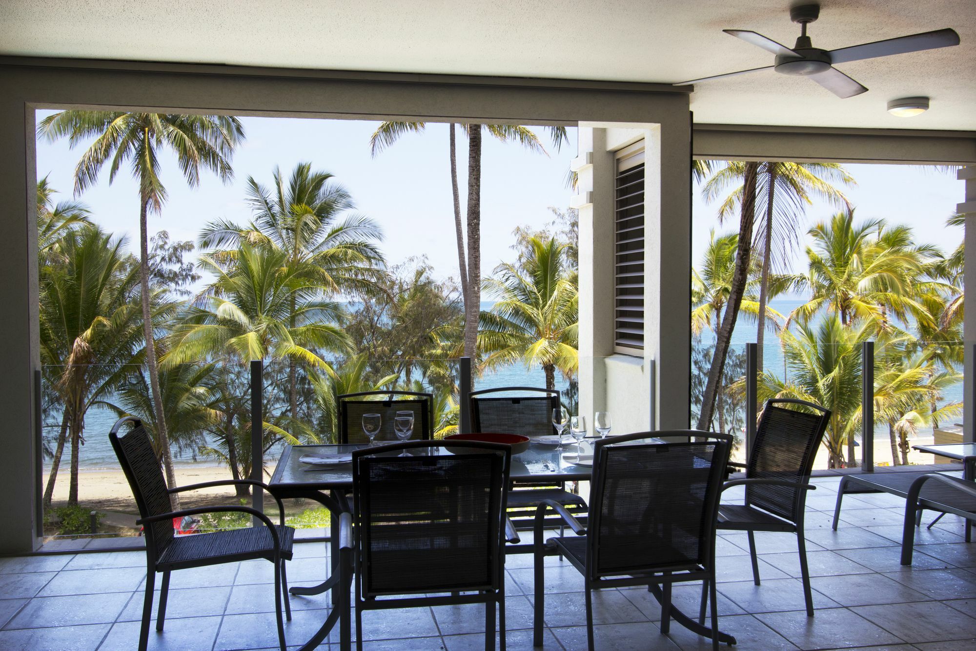 Island Views Beachfront Apartments Palm Cove Bagian luar foto