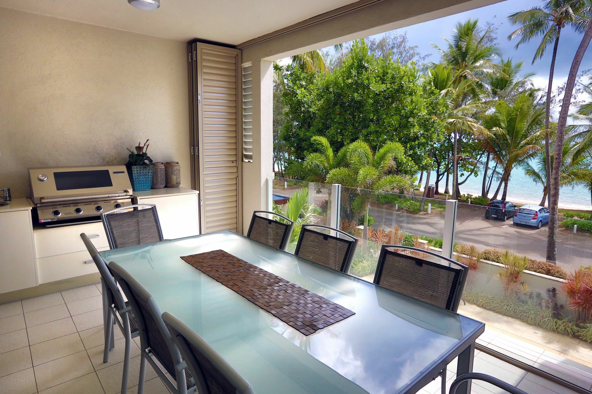Island Views Beachfront Apartments Palm Cove Bagian luar foto