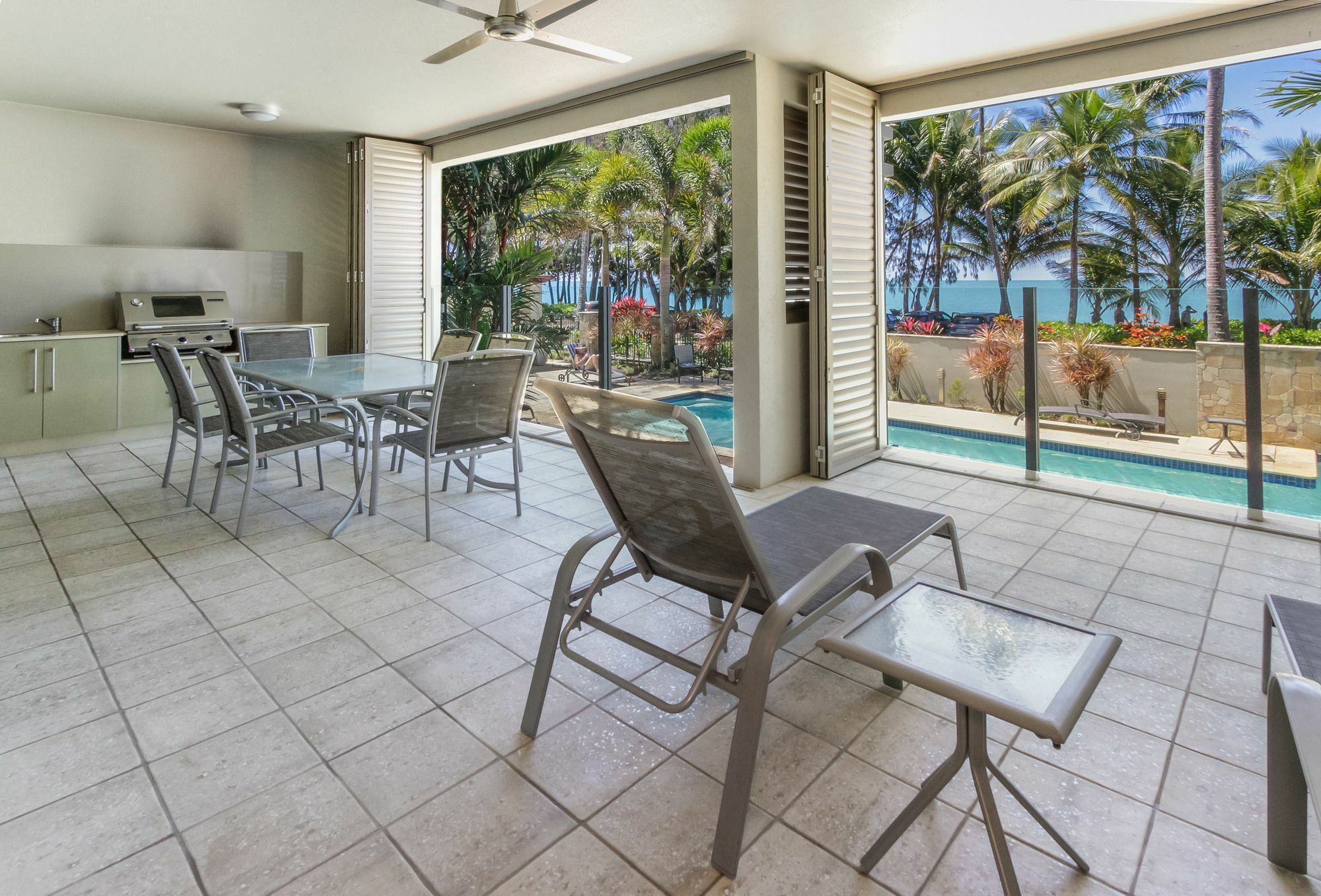 Island Views Beachfront Apartments Palm Cove Bagian luar foto